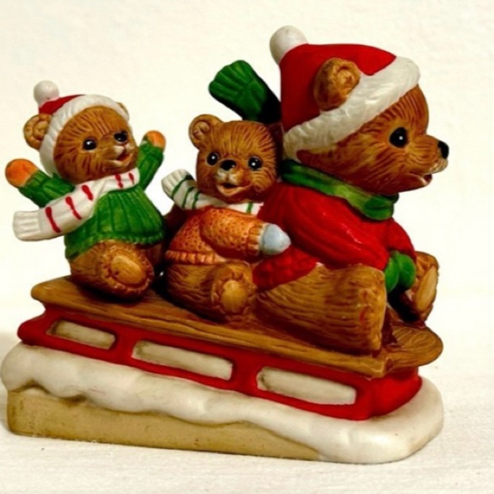 Vintage 4” Homco Christmas Figurine Kitschy Mama Bear & Babies Riding A Sleigh